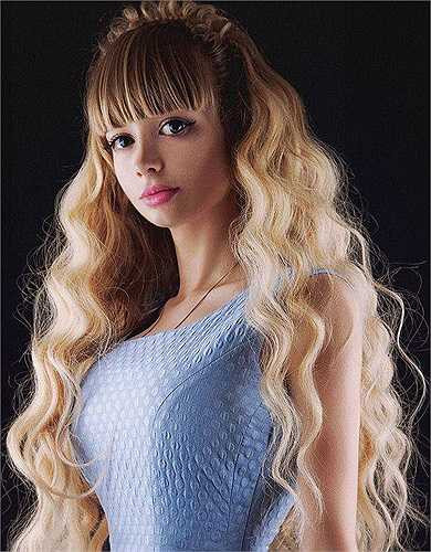 Không chi khuôn mặt, quần áo hay kiểu tóc giống búp bê, Anzhelika Kenova còn tiến hành các cuộc phẫu thuật để thay đổi vóc dáng cho giống hệt búp bê