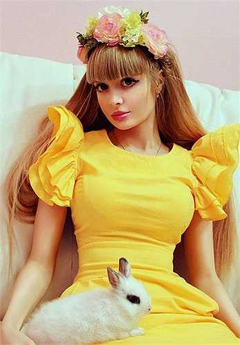 Anzhelika cao 183 cm, các số đo vòng 1, 2 và 3 lần lượt là 39 18 và 33, bằng đủ tỷ lệ hình thể của búp bê Barbie.