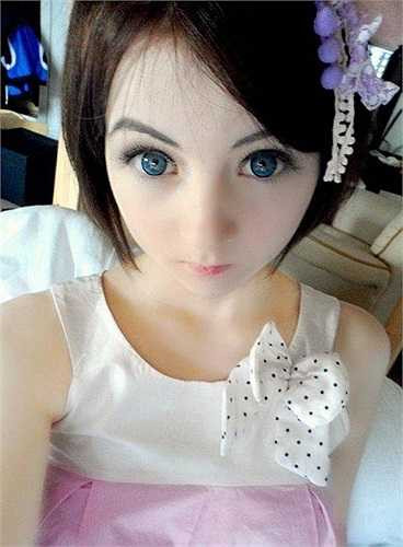 Vẻ đẹp ma mị của Venus khiến cô bé nhanh chóng nổi tiếng trên mạng internet và có đến hàng triệu người hâm mộ trên khắp thế giới. 