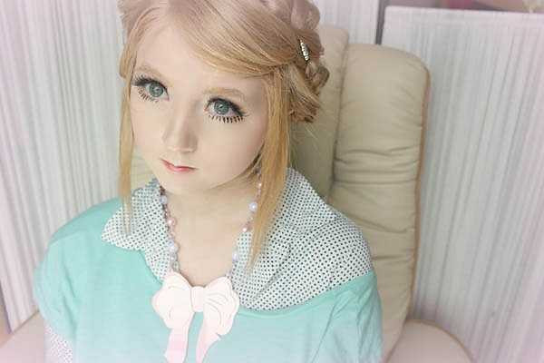 Venus thường xuyên đưa lên Youtube các clip hướng dẫn fan trang điểm và mix đồ để có ngoại hình giống như cô.