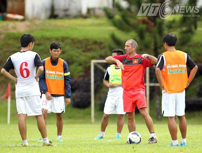 Thầy Giôm chỉ bảo cầu thủ U19 Việt Nam