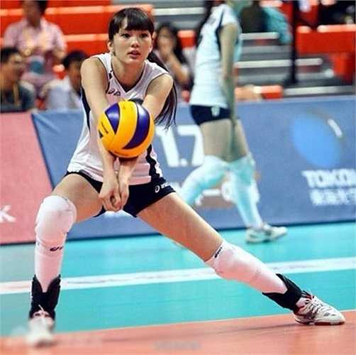 Sabina Altynbekova sinh ngày 5/11/1996 và có chiều cao 1m82, nặng 59kg. Cô được đánh giá là 1 trong những vận động viên xinh đẹp nhất trong làng thể thao Kazakhstan.