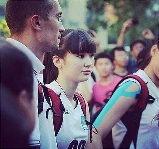 Sabina Altynbekova gây chú ý bởi vẻ dễ thương và chiều cao khủng.