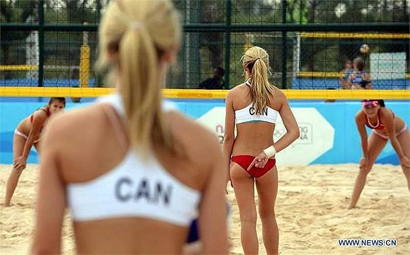 Trước khi đến với bóng chuyền, hai cô gái này đã có thời gian chơi nhiều môn thể thao khác như: khúc côn cầu, bóng chày và bóng đá.