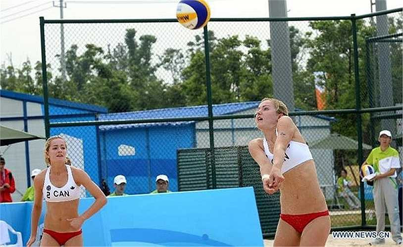 Từ khi lên 5 tuổi, cặp song sinh này làm quen với bóng chuyền nhưng sau đó cả hai lại thấy đam mê hơn với môn bóng chuyền bãi biển