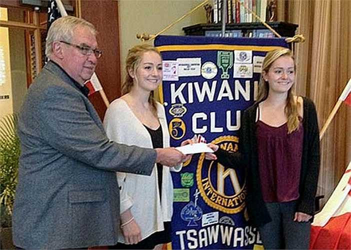 Hình ảnh Chủ tịch của câu lạc bộ Tsawwassen trao tặng giải thưởng về tiền mặt cho hai chị em xinh đẹp.