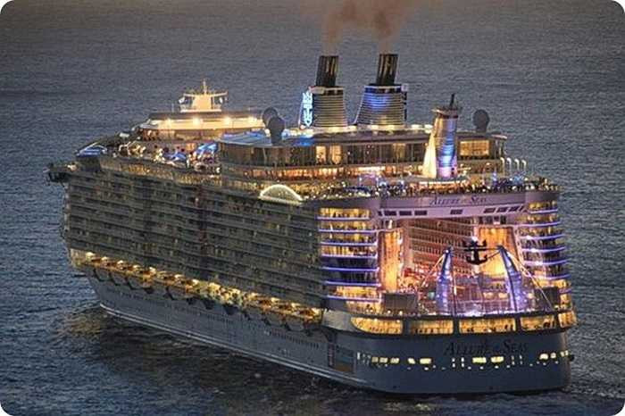 Allure of the Seas là du thuyền lớn nhất thế giới hiện nay, với chiều dài hơn chiếc Freedom of the Seas đúng 2 inches. Khu vực giải trí của con tàu có thể phục vụ 25 dạ tiệc cùng lúc cho gần 5000 hành khách.