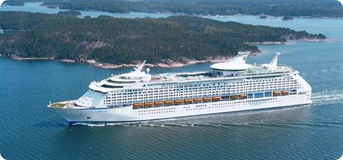 Explorer of the Seas cũng trong top 10 du thuyền lớn nhất. Tàu dài 310m, nặng 137 nghìn tấn với sức chứa 3114 hành khách. Dự trữ hành trình của tàu du lịch này có thể tới 45 ngày liên tục trên biển.