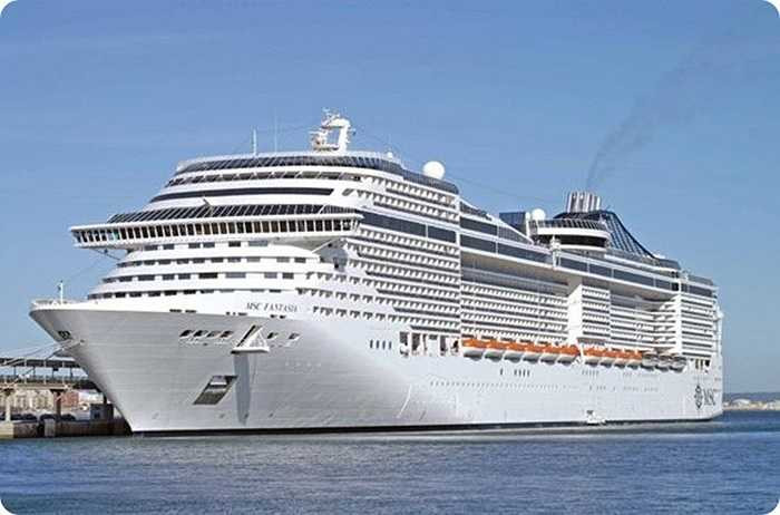 MSC Fantasia là con tàu du lịch được đóng tại Ý với tổng trọng tải (bao gồm trên 3.000 hành khách, 1200 nhân viên thủy thủ đoàn và hàng hóa) lên đến 133 nghìn tấn.