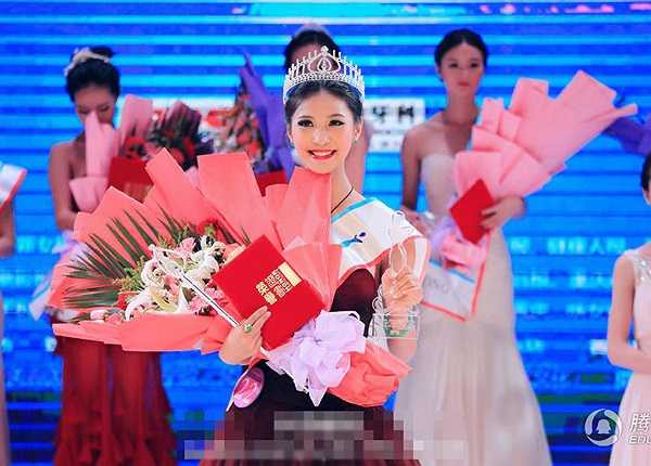 1. Hồ Mộng Dao là sinh viên năm thứ hai ngành hàng không của ĐH Ngoại ngữ Tứ Xuyên, thành phố Trùng Khánh. Cô gái xinh đẹp cao 1m73 vừa giành ngôi quán quân cuộc thi hoa khôi Trùng Khánh với nụ cười rạng rỡ.