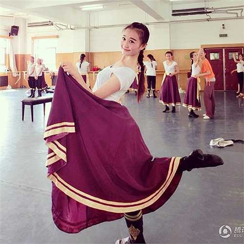 7. Là nữ sinh Học viện Múa thuộc ĐH Dân tộc trung ương, Thôi Anh có dáng vẻ yêu kiều, nhỏ xinh, nụ cười tươi tắn.