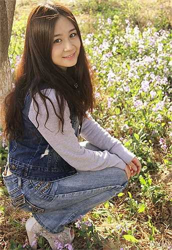 9. Chu Y Huyên là sinh viên Học viện Ngoại ngữ Bắc Kinh, có tài ca hát và đánh đàn guitar.