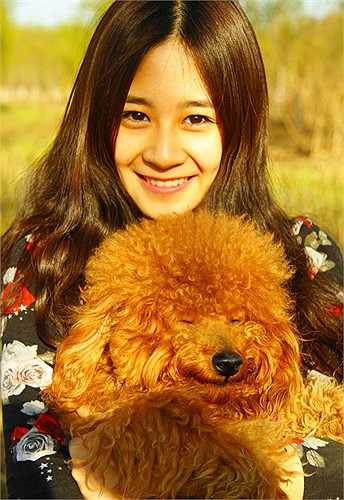 Chu Y Huyên được nhiều người yêu mến bởi vẻ đẹp dịu dàng, bình dị và nụ cười ngọt ngào. Cô nàng thuộc cung Ma Kết, thích đọc sách, du lịch và chạy bộ.