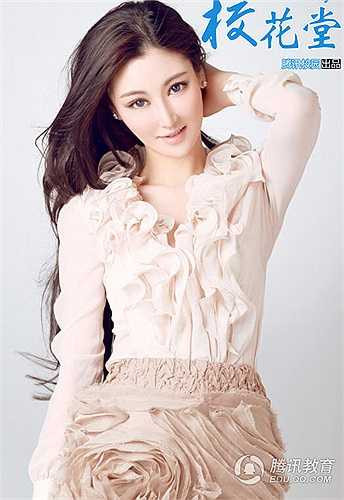 2. Mạnh Hy Dao, người gốc Sơn Đông, tốt nghiệp Học viện Hý kịch trung ương. Có chiều cao 1m73, thân hình gợi cảm, Mạnh Hy Dao trở thành người đẹp trong lòng nhiều nam sinh, được mời đóng một số tác phẩm điện ảnh và truyền hình.