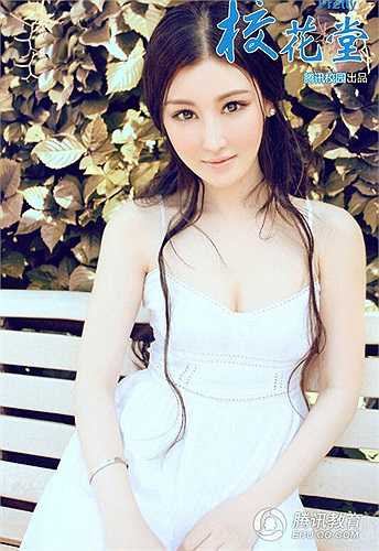 Mạnh Hy Dao khoe nét đẹp quyến rũ với mái tóc dài gợn sóng.