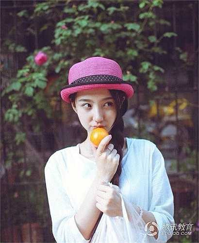 Hiểu Nặc 'đốn tim' bao chàng trai bởi vẻ đẹp thanh tân, trong sáng, dáng hình nhỏ nhắn đáng yêu.