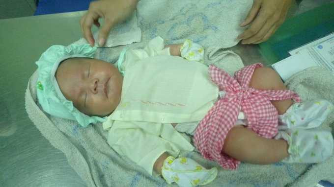 Bé sơ sinh 4 kg bị bỏ lăn lóc bên gốc cây