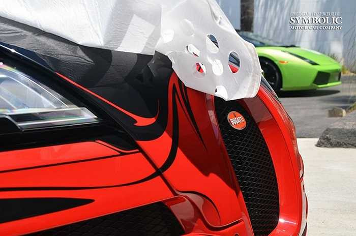 Việc bọc gói, vận chuyển chiếc xe được một nhóm kỹ thuật đảm trách, đồng thời nhóm này sẽ di chuyển theo xe để 'bóc hộp' tại đại lý trưng bày, trước khi giao xe đến tận tay khách hàng.