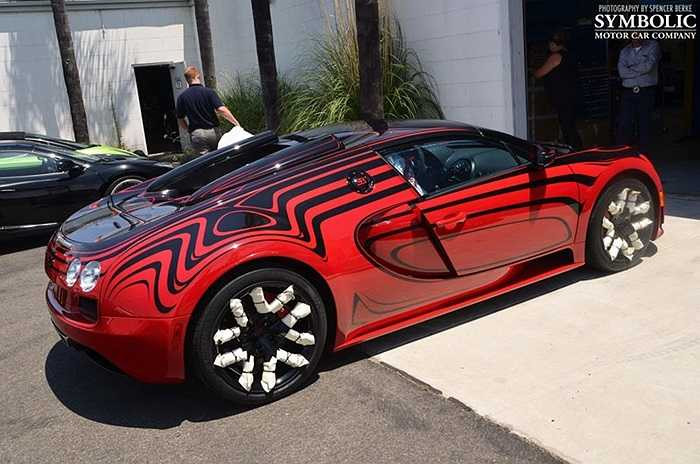 Chiếc Bugatti Veyron L’Or Style Vitesse được sơn hai màu đen-đỏ khác biệt. Bộ la-zăng bên dưới được sơn màu đen tương phản với bộ kẹp phanh màu đỏ.