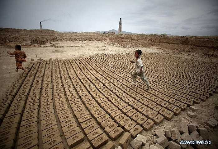 Những khoảnh khắc đùa nghịch hiếm hoi của 2 em bé như xua đi nỗi nặng nhọc thường ngày.