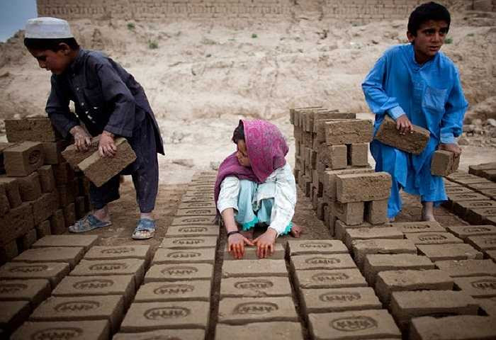 Những viên gạch các em làm ra luôn ẩn chứa bên trong những giọt mồ hôi và cả nước mắt của tuổi thơ.