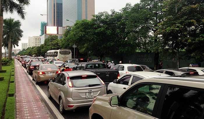 Cửa ngõ Hà Nội, Sài Gòn tắc nghẽn nhiều giờ