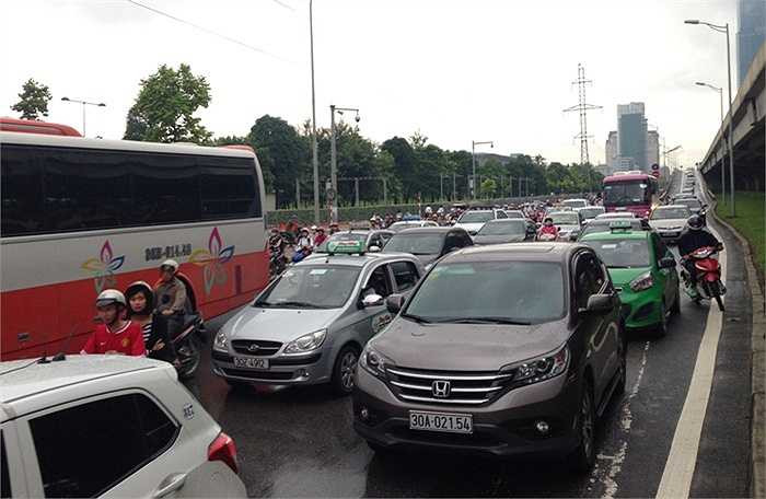 Cửa ngõ Hà Nội, Sài Gòn tắc nghẽn nhiều giờ