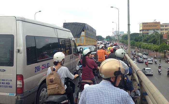 Cửa ngõ Hà Nội, Sài Gòn tắc nghẽn nhiều giờ