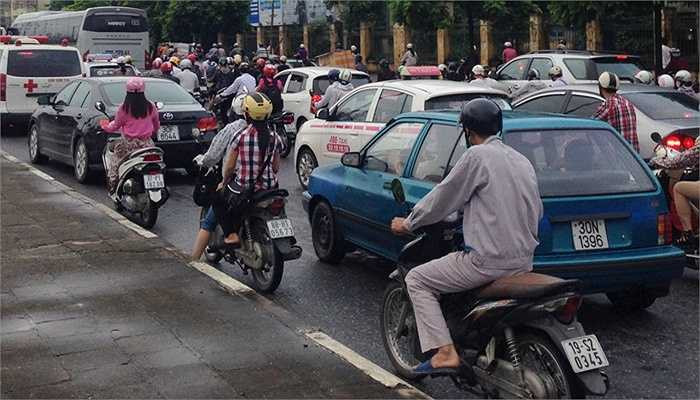 Cửa ngõ Hà Nội, Sài Gòn tắc nghẽn nhiều giờ