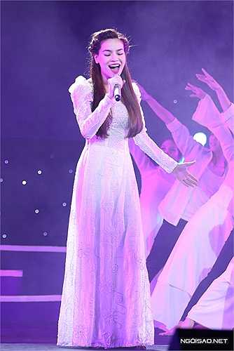 Tối 28/8, Hồ Ngọc Hà tham gia chương trình 'Câu chuyện hòa bình' tại Nhà hát Hòa Bình, TP HCM. Đây là chương trình mang ý nghĩa xã hội, góp phần giáo dục giới trẻ về tinh thần yêu nước. Xuất hiện ở giữa đêm nhạc, Hồ Ngọc Hà được tán thưởng nồng nhiệt khi mặc áo dài trắng thướt tha với họa tiết hoa. 