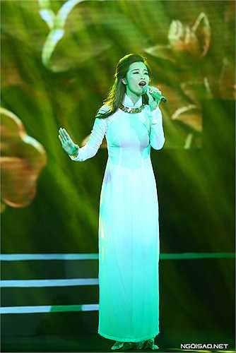 Trong khi đó, Đông Nhi hát 'Sống như những đóa hoa' với thông điệp 'hãy sống thật tích cực và có mục đích' gửi đến giới trẻ.