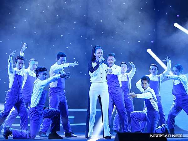 Phương Vy phô diễn giọng hát với 'Mùa xuân trên những giếng dầu' - hit một thời của 'Nữ hoàng nhạc rock' Ngọc Ánh.