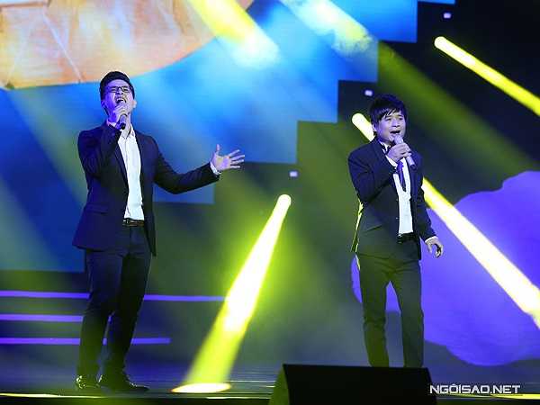 Hà Anh Tuấn có màn kết hợp ấn tượng với Tấn Minh. Nam ca sĩ thể hiện 'Tình ca' của nhạc sĩ Hoàng Việt, còn Tấn Minh hát 'Tình ca' của cố nhạc sĩ Phạm Duy. Khi hai ca sĩ hòa giọng ở cuối tiết mục, tiếng vỗ tay vang lên không ngớt.