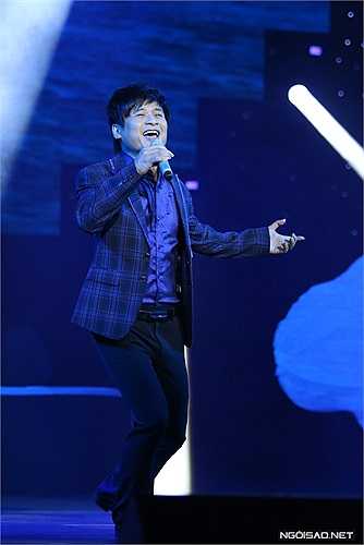 Trước đó, Tấn Minh được cổ vũ nhiệt tình khi hát 'Nơi đảo xa'.