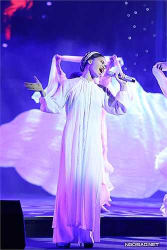 Ngoài các ca sĩ trên, đêm nhạc còn có Đồng Lan. Nữ ca sĩ gốc Hải Dương trình bày 'Chiều trên quê hương tôi' của cố nhạc sĩ Trịnh Công Sơn.