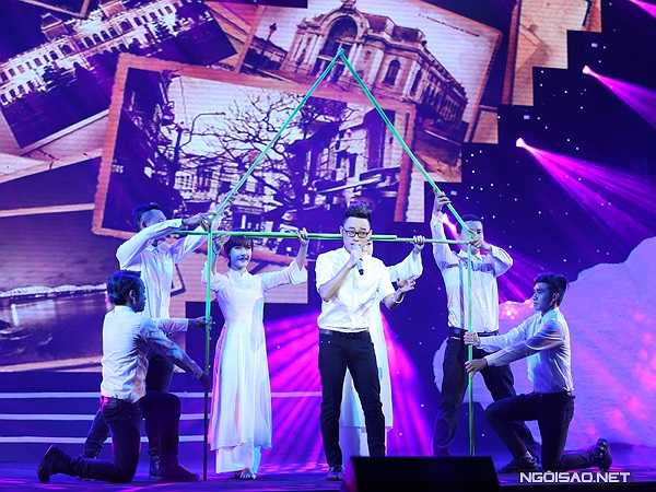 Ca sĩ Trúc Nhân hát 'Huế - Sài Gòn - Hà Nội' với giọng ca sang sảng, thể hiện tinh thần và nhiệt huyết của tuổi trẻ. 