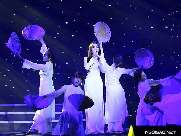  Phương Linh ngọt ngào và đằm thắm trong ca khúc 'Áo dài'.