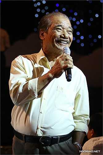  NSND Trần Hiếu có mặt ở hàng ghế khán giả. Ông chia sẻ những câu chuyện về năm tháng chiến tranh và vui vẻ hát 'Cuộc đời vẫn đẹp sao' cùng hàng nghìn khán giả. 