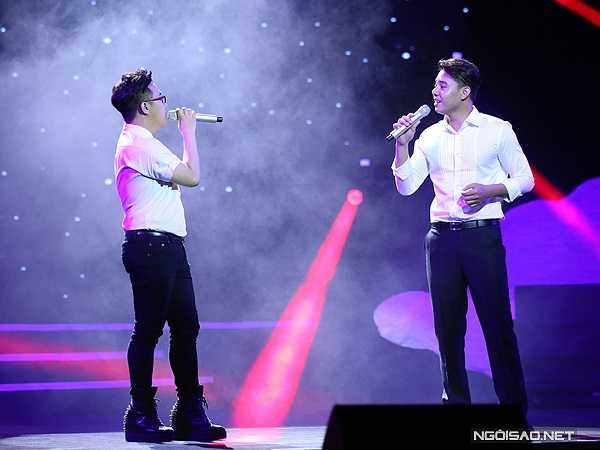 Trung Quân Idol (trái) và Đông Hùng lần đầu song ca. Hai nam ca sĩ trình bày 'Hai người lính' vui nhộn.