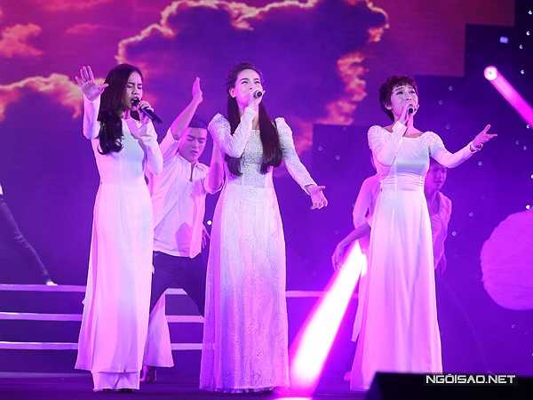 Đặc biệt, nữ giám khảo X-Factor như được tiếp thêm sức mạnh khi có phần hỗ trợ của hai học trò là ca sĩ Giang Hồng Ngọc (trái) và Tiêu Châu Như Quỳnh. Giang Hồng Ngọc đang là thí sinh đội Hà Hồ tại cuộc thi 'Nhân tố bí ẩn', trong khi đó Tiêu Châu Như Quỳnh từng gắn bó với cô tại The Voice 2012. Tiết mục của 3 cô trò Hồ Ngọc Hà là một trong những điểm nhấn ấn tượng tại đêm nhạc. 