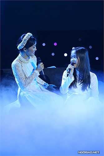 Sau đó, chị trở lại sân khấu cùng bé Tri Giao - giọng ca nhí từng gây ấn tượng tại VN's Got Talent mùa đầu tiên. Họ cùng hát 'Mẹ yêu con' của nhạc sĩ Nguyễn Văn Tý rất tình cảm. 