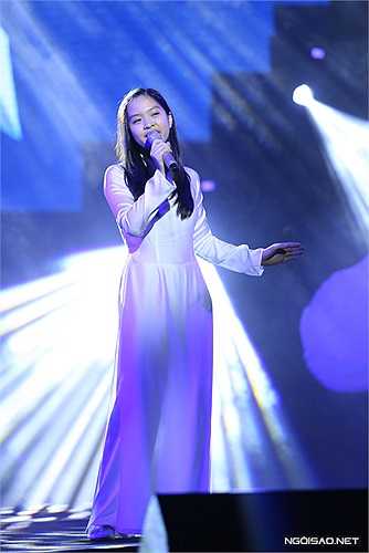 Bé Tri Giao còn thể hiện solo ca khúc 'Em như chim bồ câu trắng' với ước vọng hòa bình sẽ đến với toàn nhân loại. So với khi thi Got Talent, Tri Giao đã trưởng thành và ra dáng thiếu nữ. Giọng hát của bé cũng chín muồi hơn. 