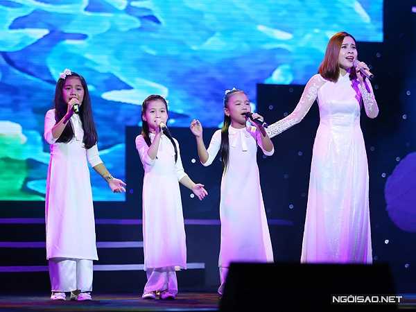 Lưu Hương Giang đưa 3 bé Nhã Thy, Hà Trang và Quỳnh Anh trong đội The Voice Kids lên sân khấu cùng hát 'Mùa xuân làng lúa làng hoa'. Sự ăn ý của cô trò Lưu Hương Giang trong từng câu chữ khiến khán giả không ngừng vỗ tay cổ vũ. 