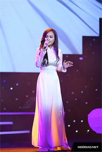 Ca sĩ Ái Phương duyên dáng trong tà áo dài nữ sinh, mang đến ca khúc 'Chào Việt Nam' đầy cảm xúc. Cô hát bằng cả tiếng Việt lẫn tiếng Anh. Đây là bài hát từng giúp Ái Phương gây ấn tượng ở phần thi Tài năng tại Siêu mẫu Việt Nam 2011. 