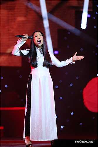 Ca sĩ Đoan Trang xuất hiện rất ấn tượng. Cô bất ngờ hát tiếp đoạn cao trào của 'Điệp khúc tình yêu' sau khi màn ảnh chiếu đoạn video nhạc sĩ Trần Tiến đang ngân nga. Giọng hát khỏe khoắn cùng lối trình diễn đầy 'lửa' của 'bà mẹ một con' khiến không khí đêm nhạc càng lúc càng 'nóng'. 