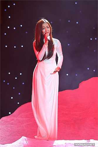 Đinh Hương cũng làm hàng nghìn khán giả xúc động với bài hát 'Khát vọng'. Á quân The Voice 2012 thể hiện rất cảm xúc. 