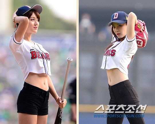 Nhân trận đấu bóng chày của Doosan Bears, hai hot girl của nhóm nhạc nữ Rainbow, Seung A và Woo Ri đã đến trình diễn những pha ném bóng cổ vũ.