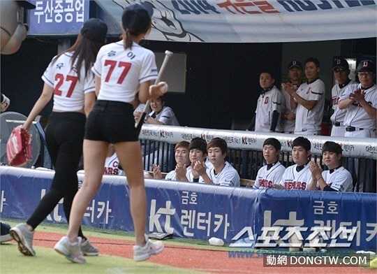 Do là CĐV trung thành của Doosan Bears nên các cô gái 'cầu vồng' thường xuyên tham gia trình diễn mỗi khi đội bóng chày nổi tiếng của thành Seoul thi đấu. (Theo Zing.vn)