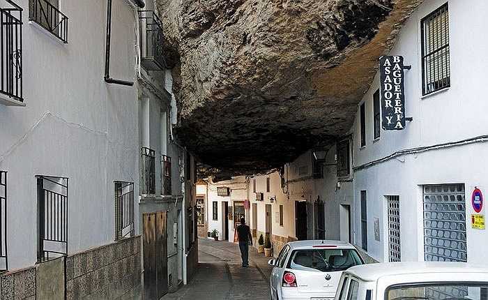 Nhiều du khách nói rằng: 'Nếu có dịp đặt chân tới đất nước xinh đẹp Tây Ban Nha, mà không lui tới thị trấn kỳ lạ này coi như chuyến đi của bạn chưa trọn vẹn'.