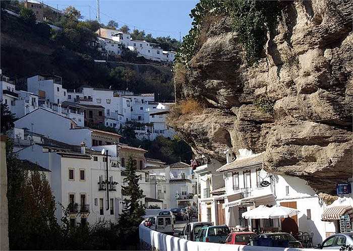 Nhiều tài liệu còn nói rằng, hang đá Cueva de la Pileta nằm về phía Tây Ronda đã để lại dấu vết sinh sống của con người từ 25.000 năm trước. Tuy nhiên các dấu vết đã bị xóa bỏ bởi nhiều nền văn hóa khác nhau.